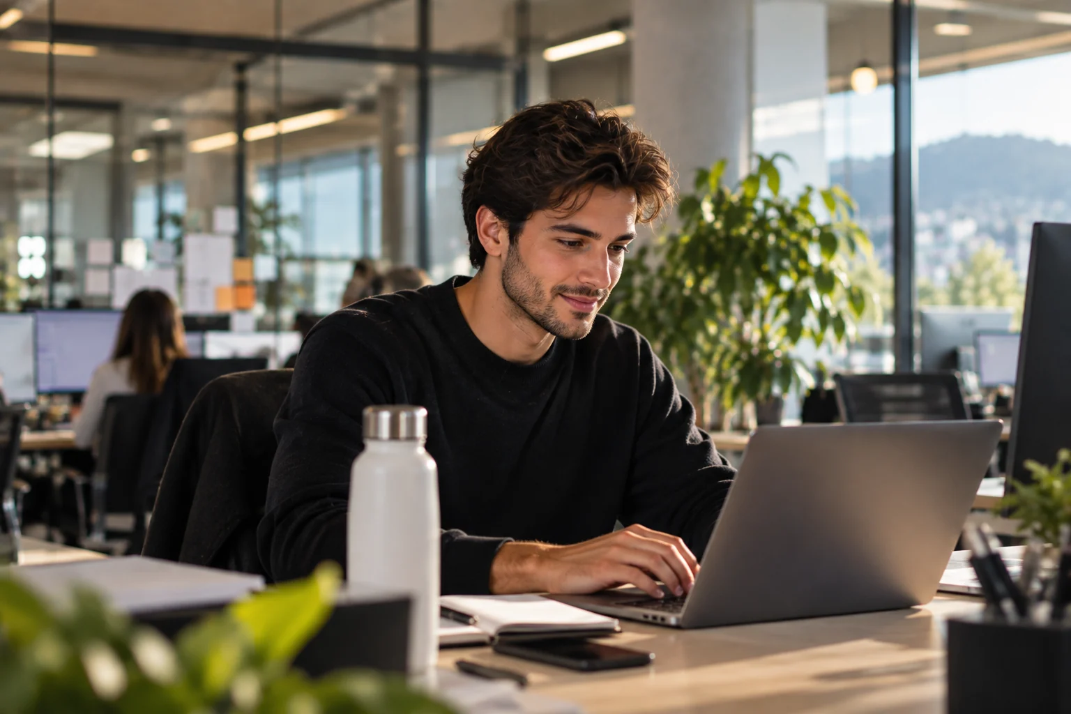 Person arbeitet konzentriert an einem Laptop